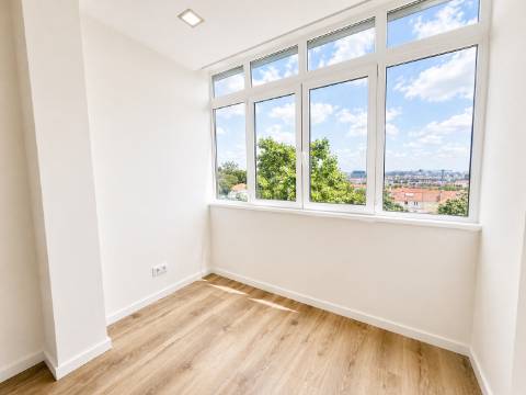 Apartamento T3 com varanda em reabilitação - Benfica