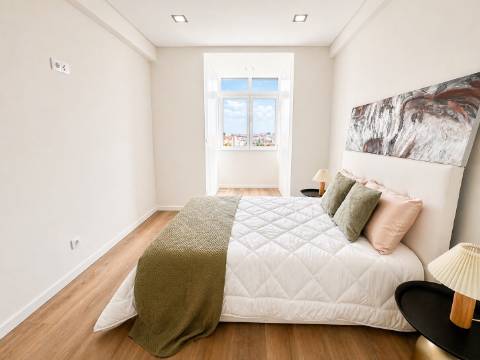 Apartamento T3 com varanda em reabilitação - Benfica