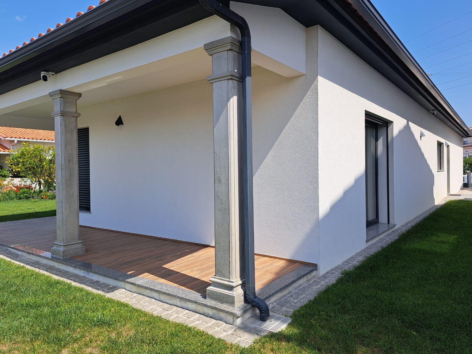 Moradia Contemporânea Térrea Totalmente Autónoma a 2 Minutos da Praia