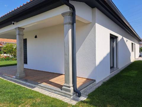 Moradia Contemporânea Térrea Totalmente Autónoma a 2 Minutos da Praia