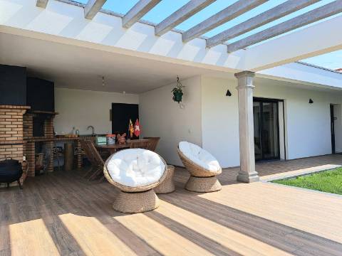 Moradia Contemporânea Térrea Totalmente Autónoma a 2 Minutos da Praia