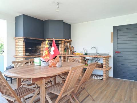 Moradia Contemporânea Térrea Totalmente Autónoma a 2 Minutos da Praia