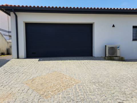 Moradia Contemporânea Térrea Totalmente Autónoma a 2 Minutos da Praia