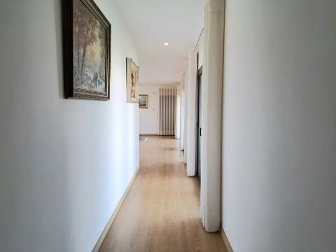 Moradia Contemporânea Térrea Totalmente Autónoma a 2 Minutos da Praia