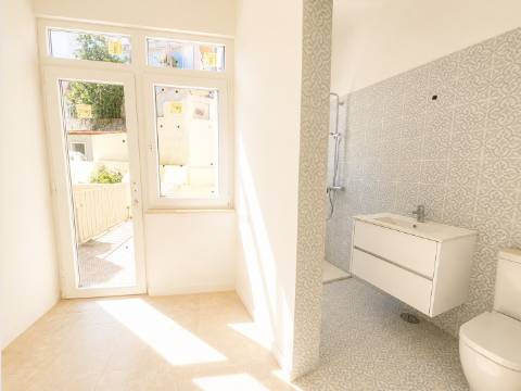 T2 a estrear com logradouro privativo | Viva Lisboa com elegância e conforto