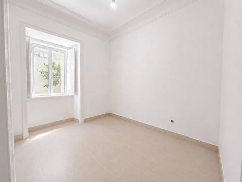 T2+1 novo com logradouro privativo, cozinha equipada e excelente localização em Lisboa