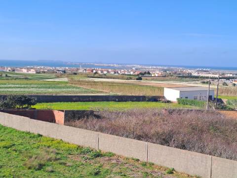 Moradia V3+1 com vista para a península de Peniche