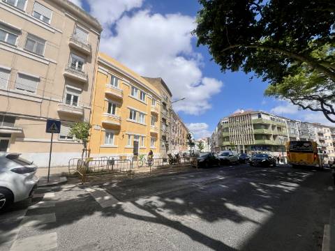 T2 A ESTREAR COM LOGRADOURO PRIVATIVO - O CHARME DE LISBOA