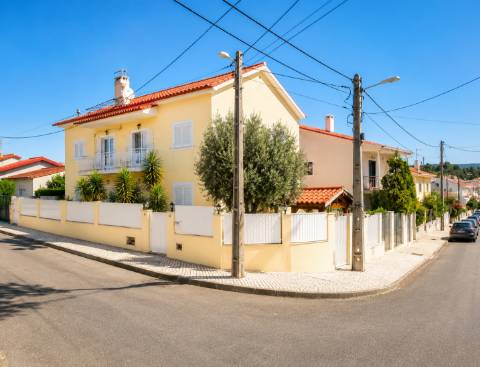 Moradia V3 com garagem, jardim e churrasqueira | Qualidade de vida entre o campo e o mar