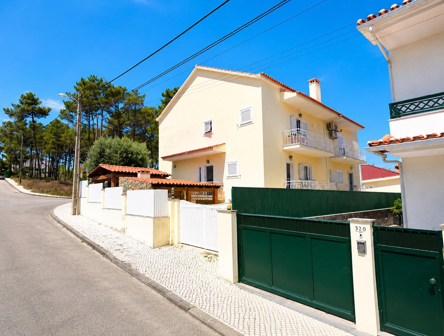 Moradia V3 com garagem, jardim e churrasqueira | Qualidade de vida entre o campo e o mar