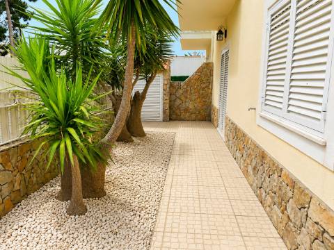 Moradia V3 com garagem, jardim e churrasqueira | Qualidade de vida entre o campo e o mar