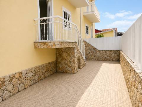 Moradia V3 com garagem, jardim e churrasqueira | Qualidade de vida entre o campo e o mar
