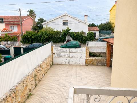 Moradia V3 com garagem, jardim e churrasqueira | Qualidade de vida entre o campo e o mar
