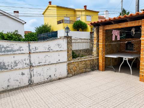Moradia V3 com garagem, jardim e churrasqueira | Qualidade de vida entre o campo e o mar