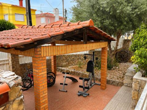 Moradia V3 com garagem, jardim e churrasqueira | Qualidade de vida entre o campo e o mar