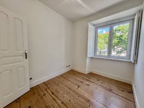 T3 Duplex totalmente recuperado na Avenida General Roçadas - viva em Lisboa com conforto e exclusividade