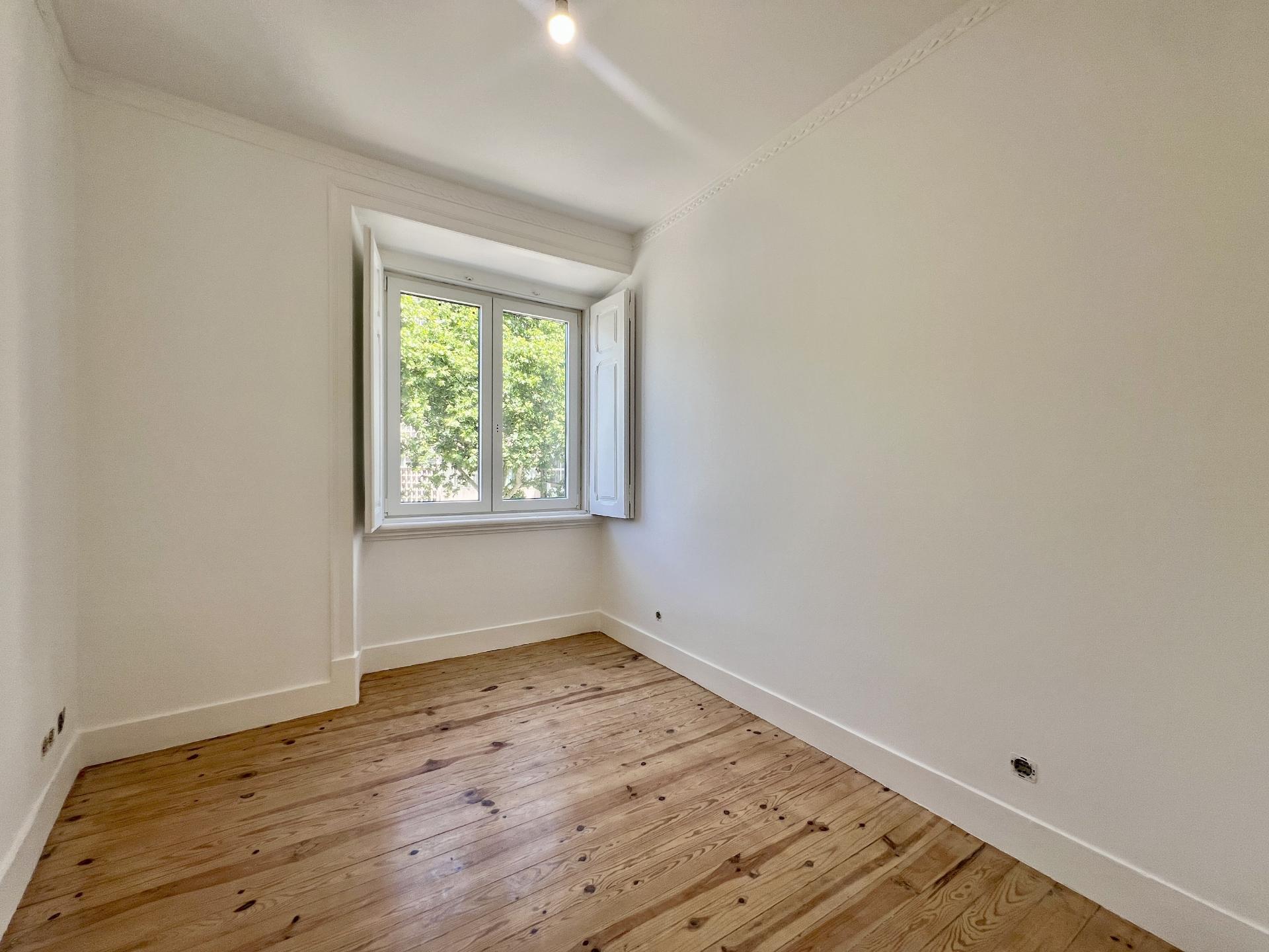 T3 Duplex totalmente recuperado na Avenida General Roçadas - viva em Lisboa com conforto e exclusividade