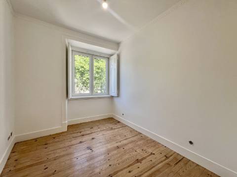 T3 Duplex totalmente recuperado na Avenida General Roçadas - viva em Lisboa com conforto e exclusividade