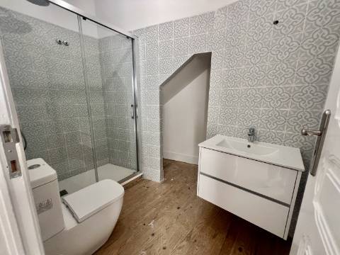T3 Duplex totalmente recuperado na Avenida General Roçadas - viva em Lisboa com conforto e exclusividade