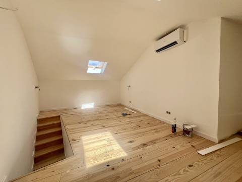 T3 Duplex totalmente recuperado na Avenida General Roçadas - viva em Lisboa com conforto e exclusividade