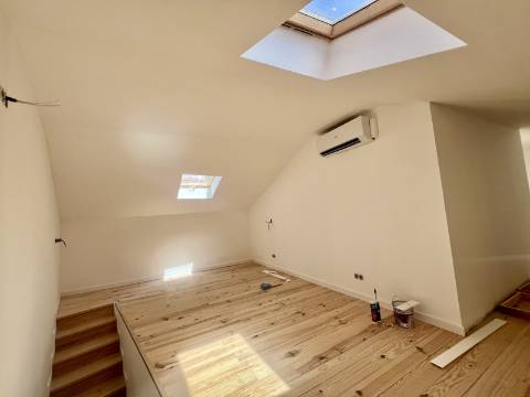 T3 Duplex totalmente recuperado na Avenida General Roçadas - viva em Lisboa com conforto e exclusividade