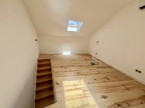 T3 Duplex totalmente recuperado na Avenida General Roçadas - viva em Lisboa com conforto e exclusividade