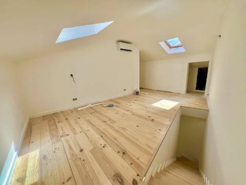 T3 Duplex totalmente recuperado na Avenida General Roçadas - viva em Lisboa com conforto e exclusividade