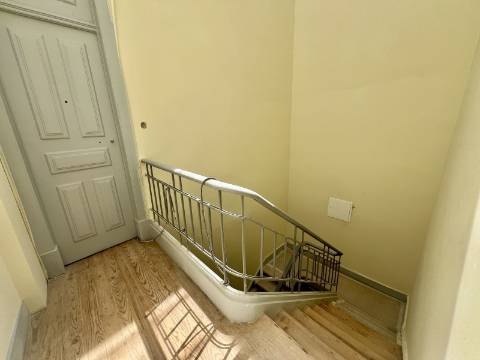 T3 Duplex totalmente recuperado na Avenida General Roçadas - viva em Lisboa com conforto e exclusividade