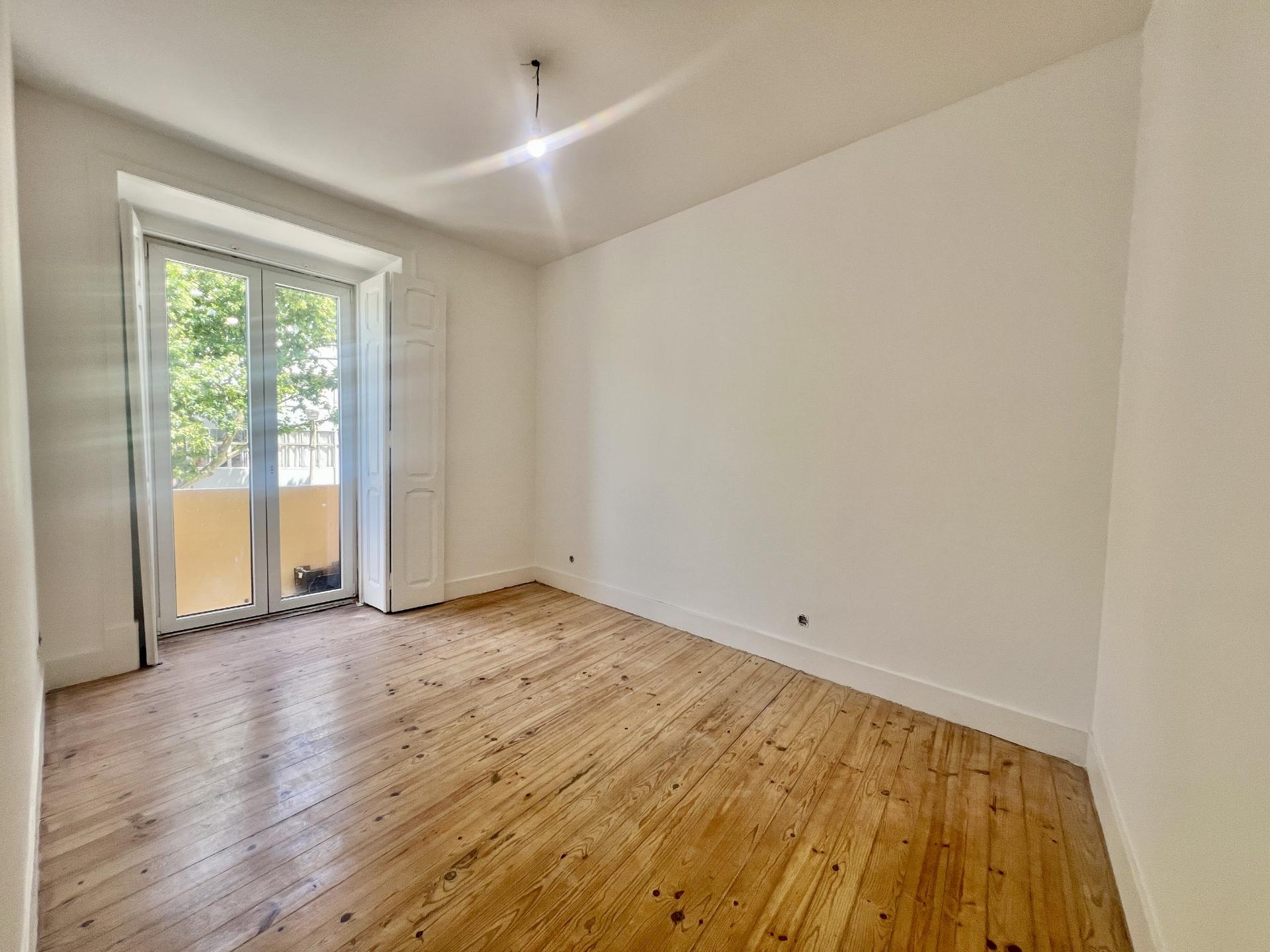 T3 Duplex totalmente recuperado na Avenida General Roçadas - viva em Lisboa com conforto e exclusividade