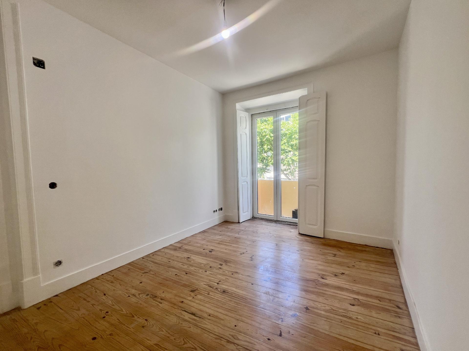 T3 Duplex totalmente recuperado na Avenida General Roçadas - viva em Lisboa com conforto e exclusividade