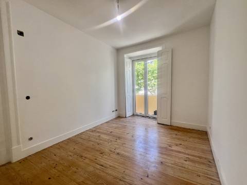 T3 Duplex totalmente recuperado na Avenida General Roçadas - viva em Lisboa com conforto e exclusividade