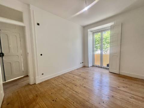 T3 Duplex totalmente recuperado na Avenida General Roçadas - viva em Lisboa com conforto e exclusividade
