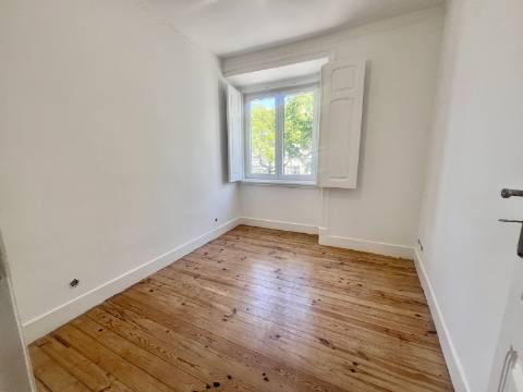 T3 Duplex totalmente recuperado na Avenida General Roçadas - viva em Lisboa com conforto e exclusividade