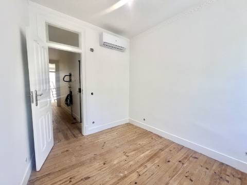 T3 Duplex totalmente recuperado na Avenida General Roçadas - viva em Lisboa com conforto e exclusividade