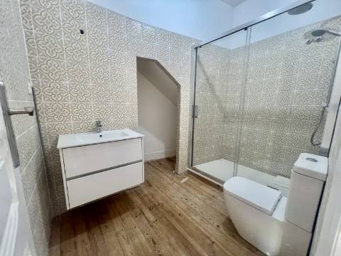T3 Duplex totalmente recuperado na Avenida General Roçadas - viva em Lisboa com conforto e exclusividade