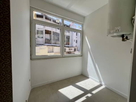 T3 Duplex totalmente recuperado na Avenida General Roçadas - viva em Lisboa com conforto e exclusividade