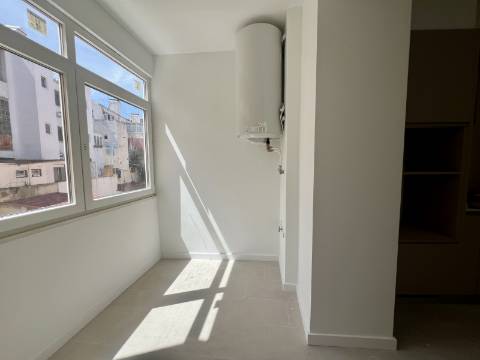 T3 Duplex totalmente recuperado na Avenida General Roçadas - viva em Lisboa com conforto e exclusividade