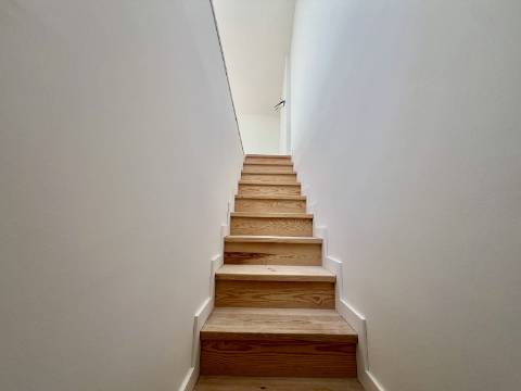 T3 Duplex totalmente recuperado na Avenida General Roçadas - viva em Lisboa com conforto e exclusividade