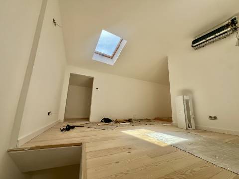T3 Duplex totalmente recuperado na Avenida General Roçadas - viva em Lisboa com conforto e exclusividade