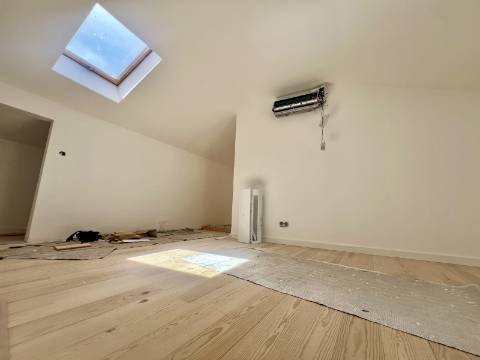 T3 Duplex totalmente recuperado na Avenida General Roçadas - viva em Lisboa com conforto e exclusividade