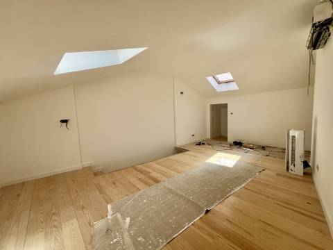 T3 Duplex totalmente recuperado na Avenida General Roçadas - viva em Lisboa com conforto e exclusividade