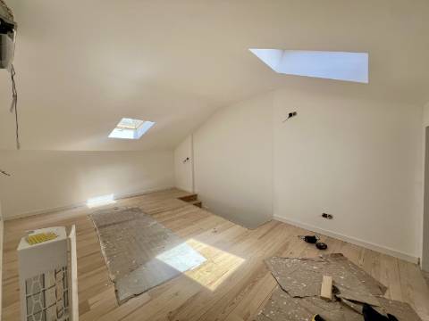 T3 Duplex totalmente recuperado na Avenida General Roçadas - viva em Lisboa com conforto e exclusividade