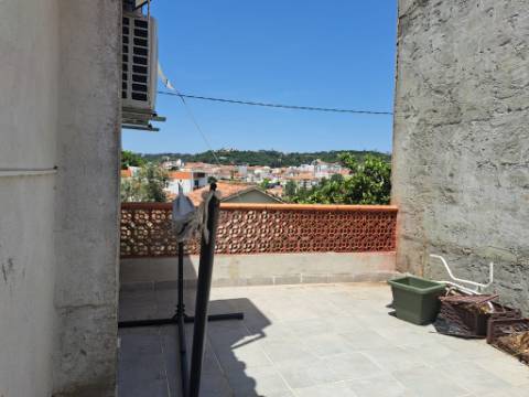 Moradia para recuperar com anexos e logradouro em Ourém