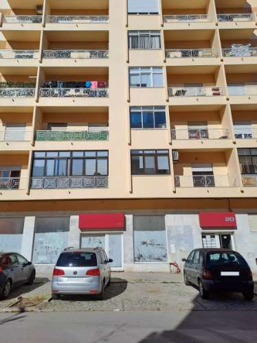 Loja com boas montras e terraço