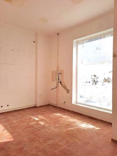 Loja com boas montras e terraço