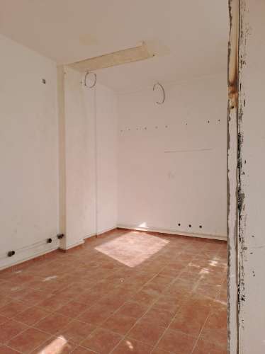 Loja com boas montras e terraço