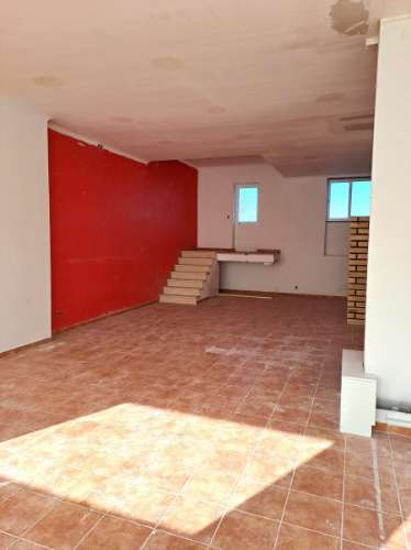 Loja com boas montras e terraço