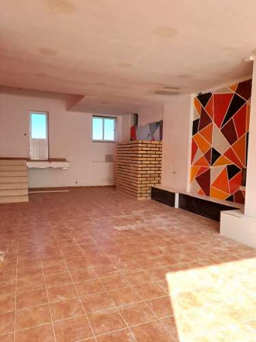 Loja com boas montras e terraço