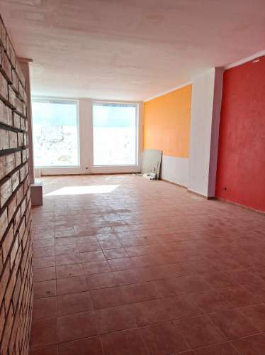 Loja com boas montras e terraço