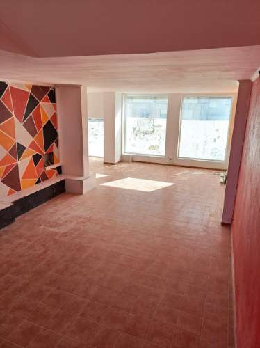 Loja com boas montras e terraço